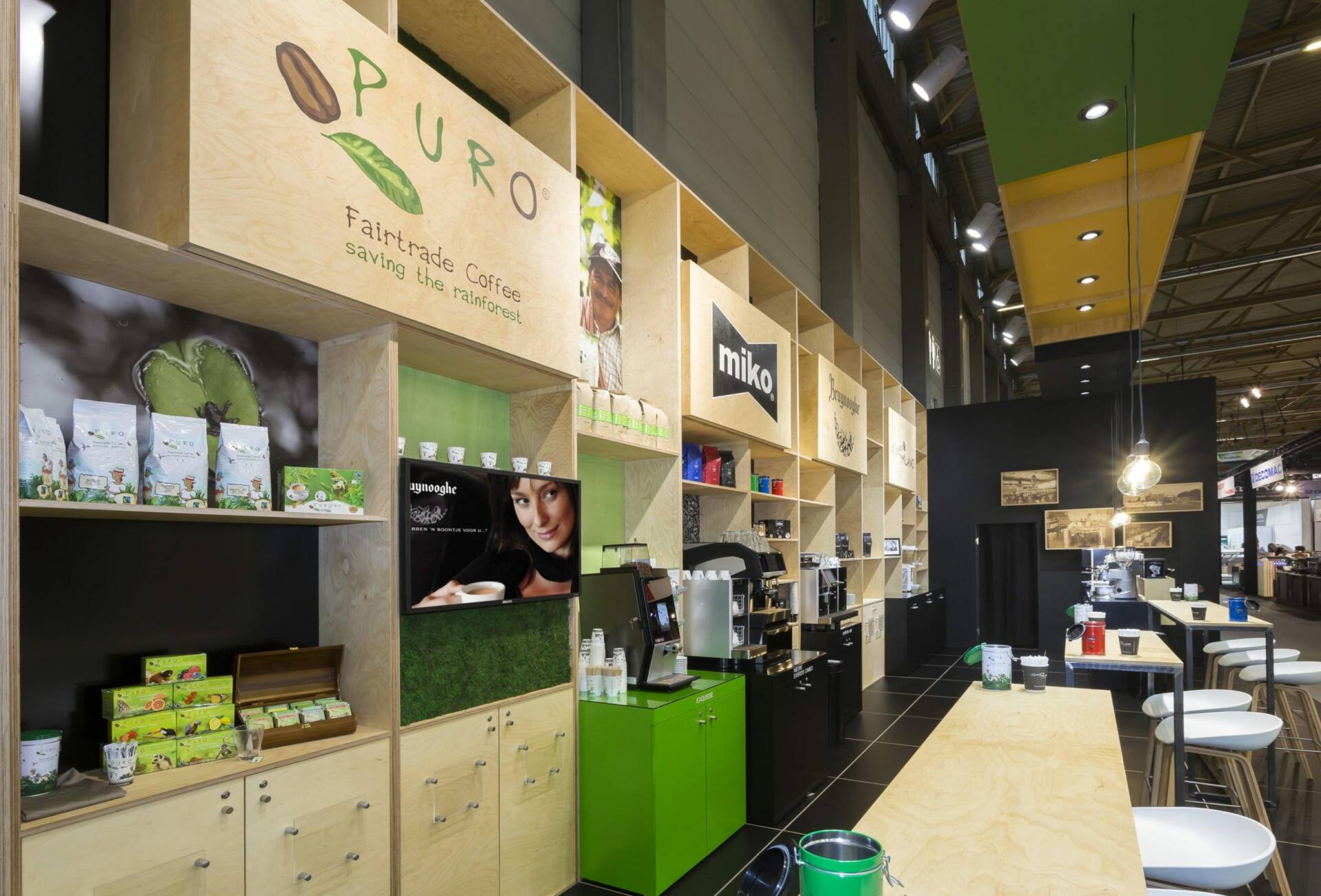 beursstand met berken multiplex kastenwand voor Miko Koffie op Horeca Expo gent