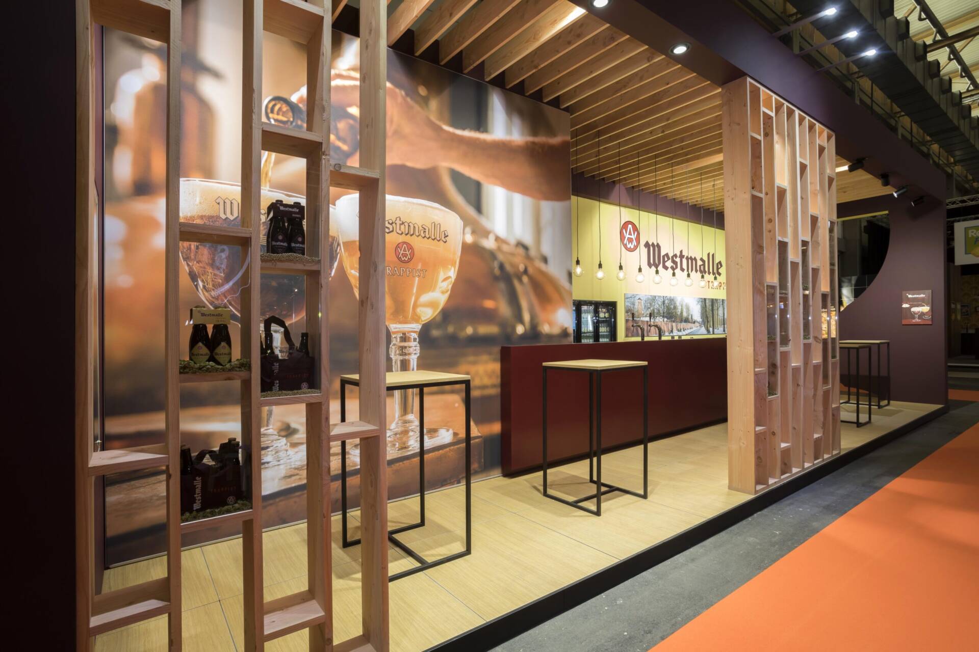 traditionele houtbouw standenbouw voor de stand van brouwerij der Trappisten Westmalle op Horeca Expo Gent