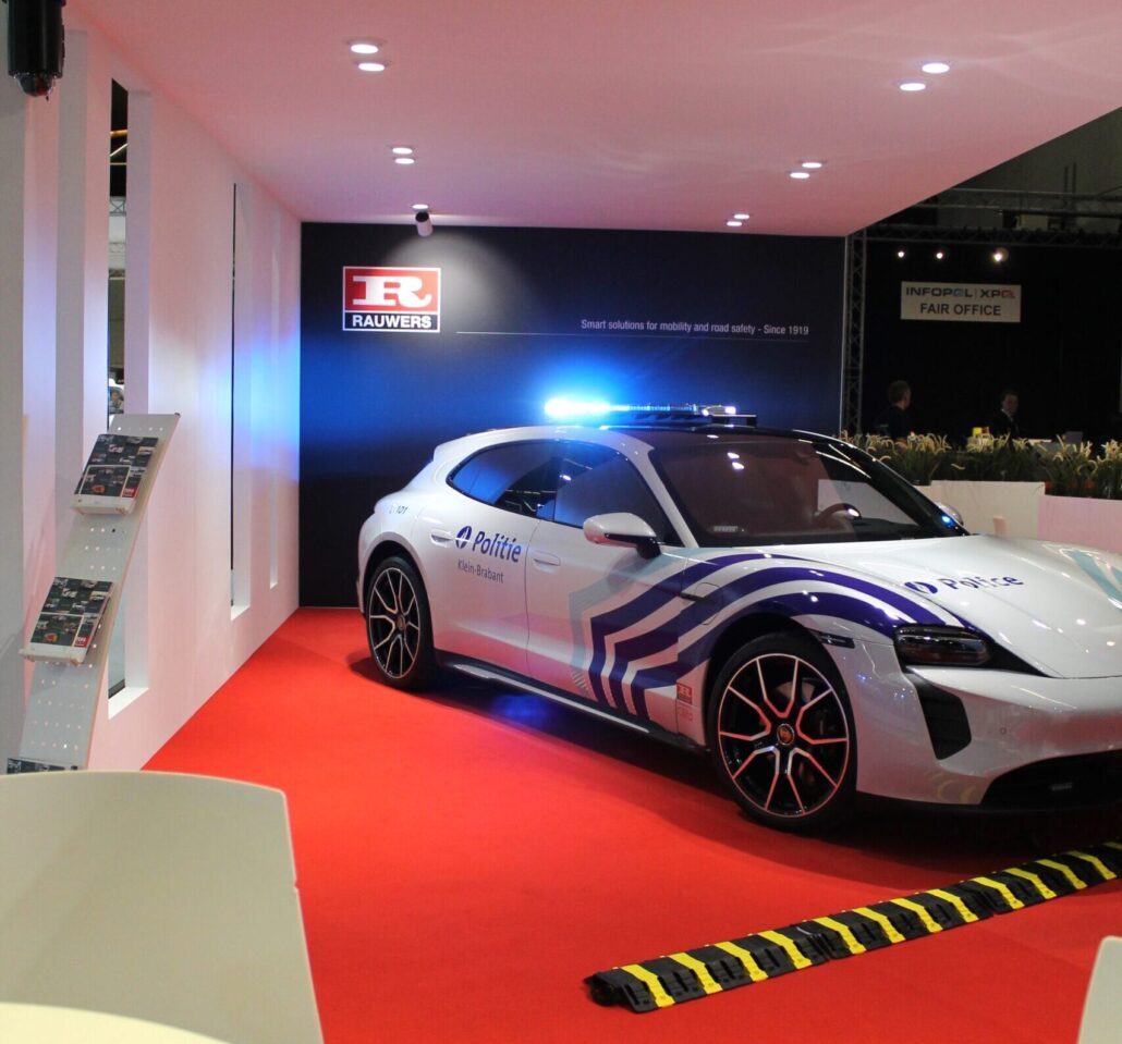 De Porsche als element dat de aandacht trekt van de bezoeker op de beursstand van Rauwers.