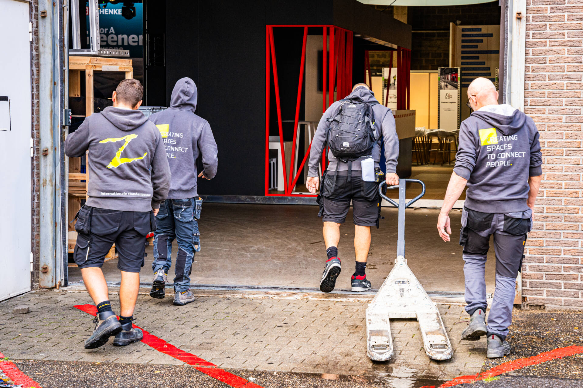 Standenbouwers brengen alle elementen naar de beursstand