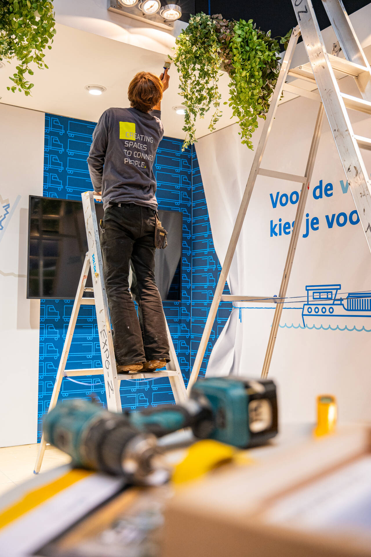 standenbouwer van Expo Z aan het werk op de beurs